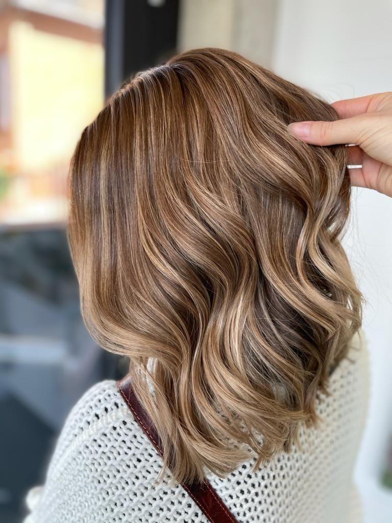 Natuurlijke balayage met zachte haarcontrasten