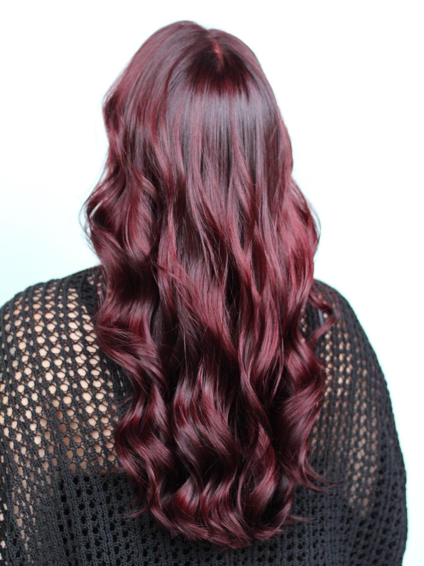 Diep kersenrood haar met bordeaux glans