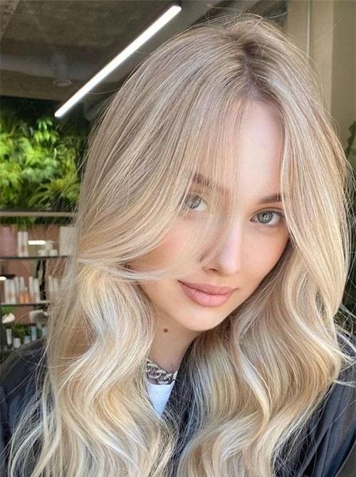 Zacht boterblond haar met romige tinten