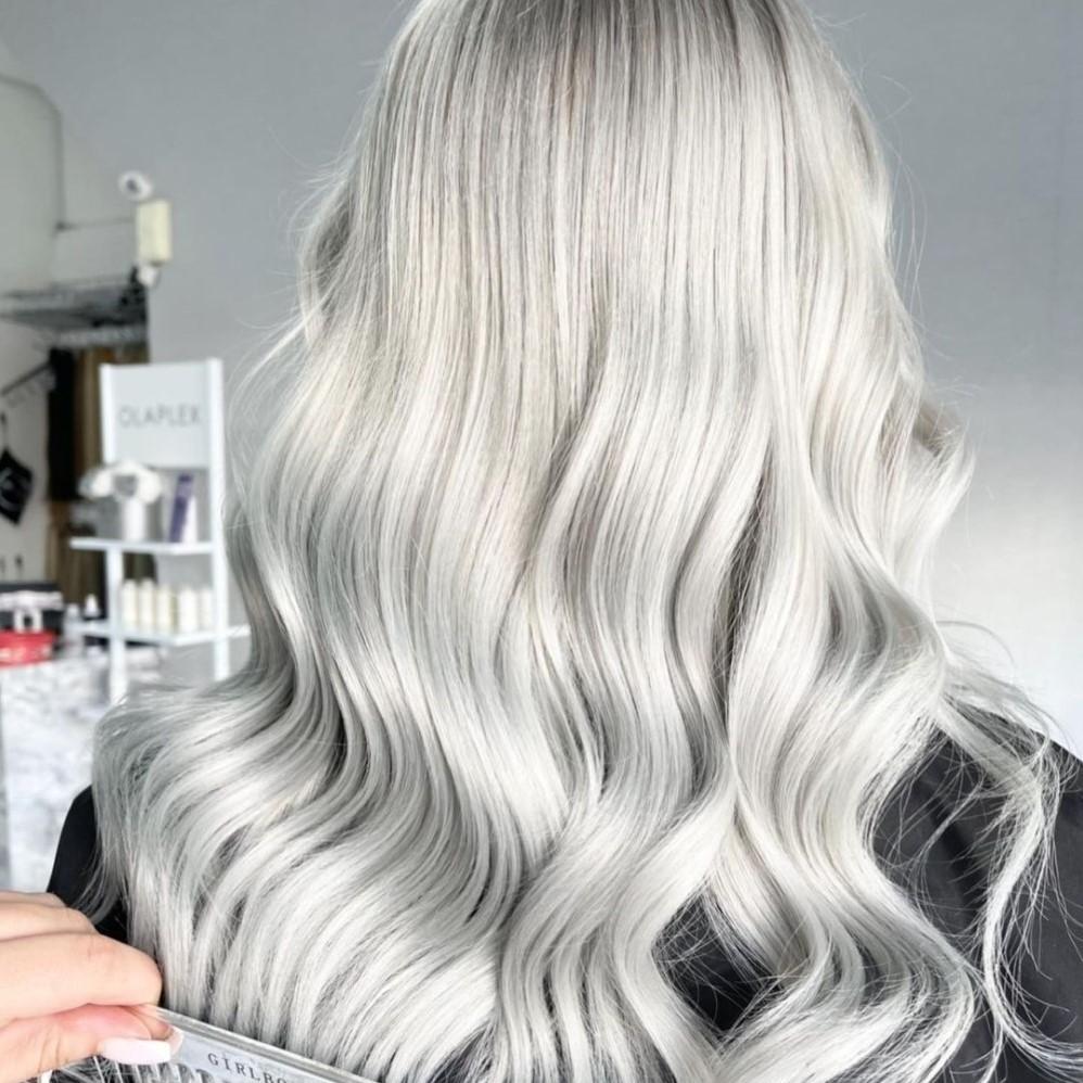 Asblond en zilver haar met koele glans