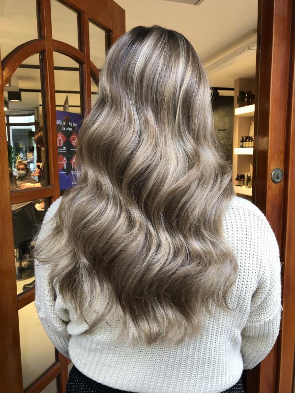 Aschblond haar met golven