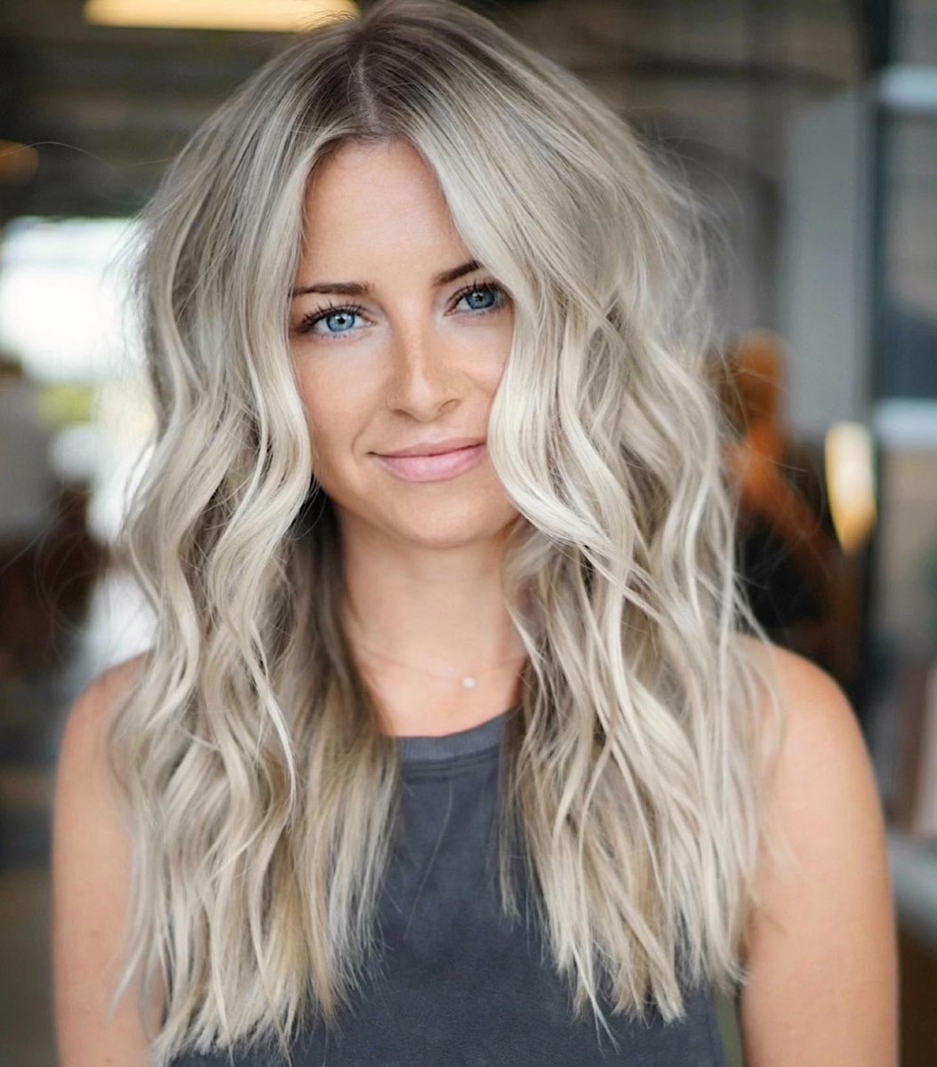 Aschblond haar bij lichte huid