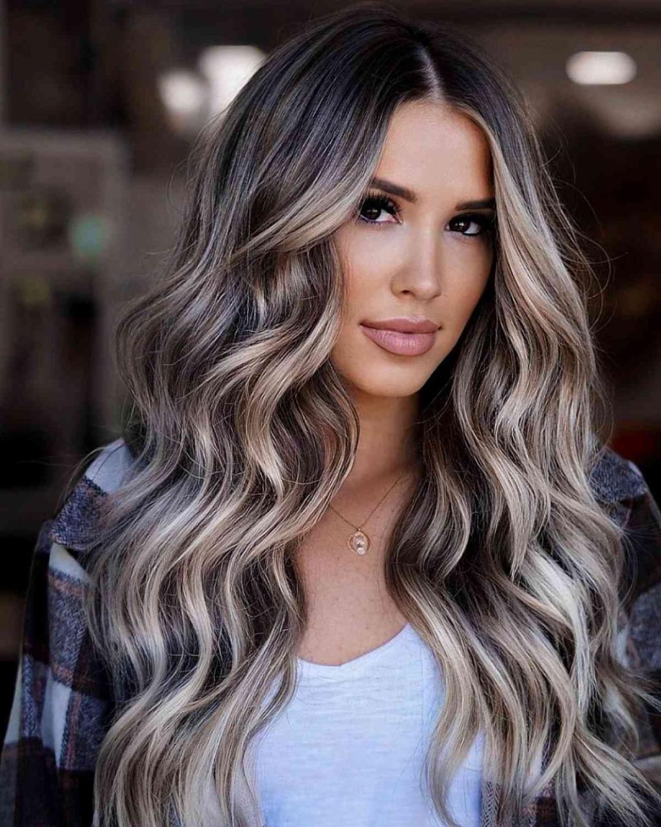Kühle aschblonde Strähnen mit elegantem silbrigem Schimmer