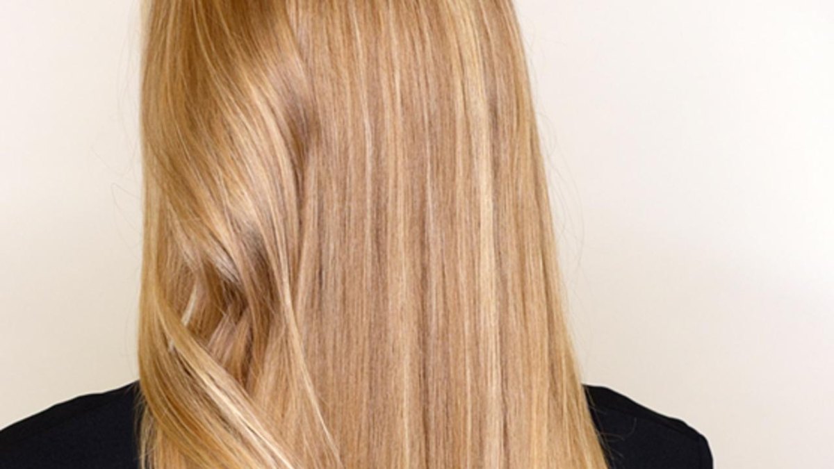 Feine Babylights in blondem Haar mit natürlichem Farbspiel
