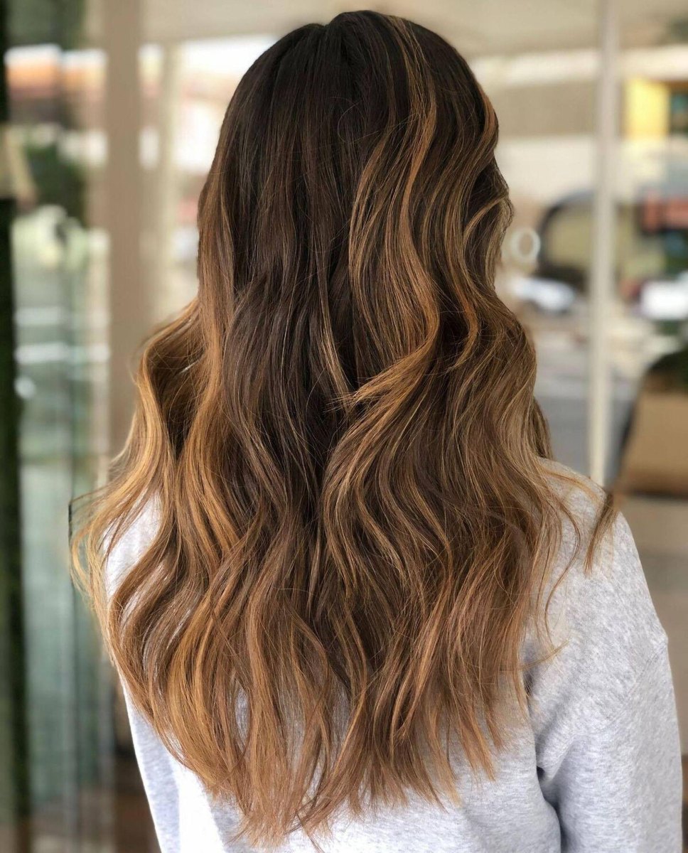 Sanfte Balayage-Strähnen mit fliessendem Farbverlauf in braunem Haar