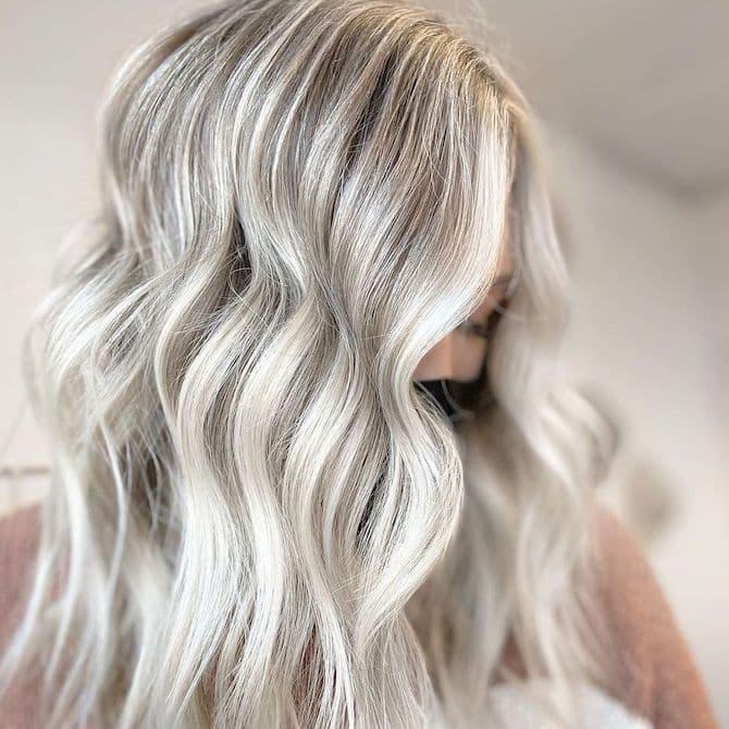 Blonde Wellen mit kühlen silbernen Strähnen und Platinreflexen
