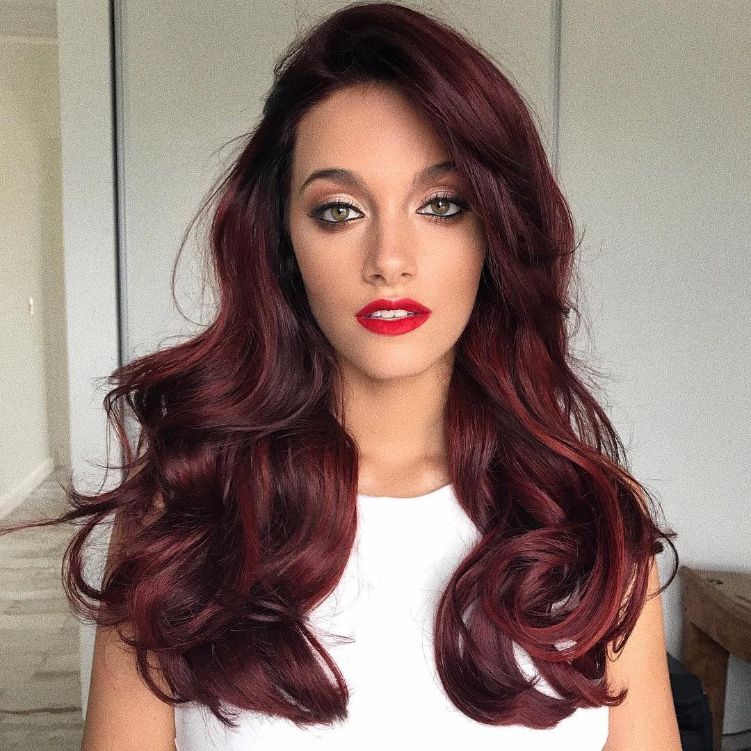 Bordeaux rood haar elegant kapsel