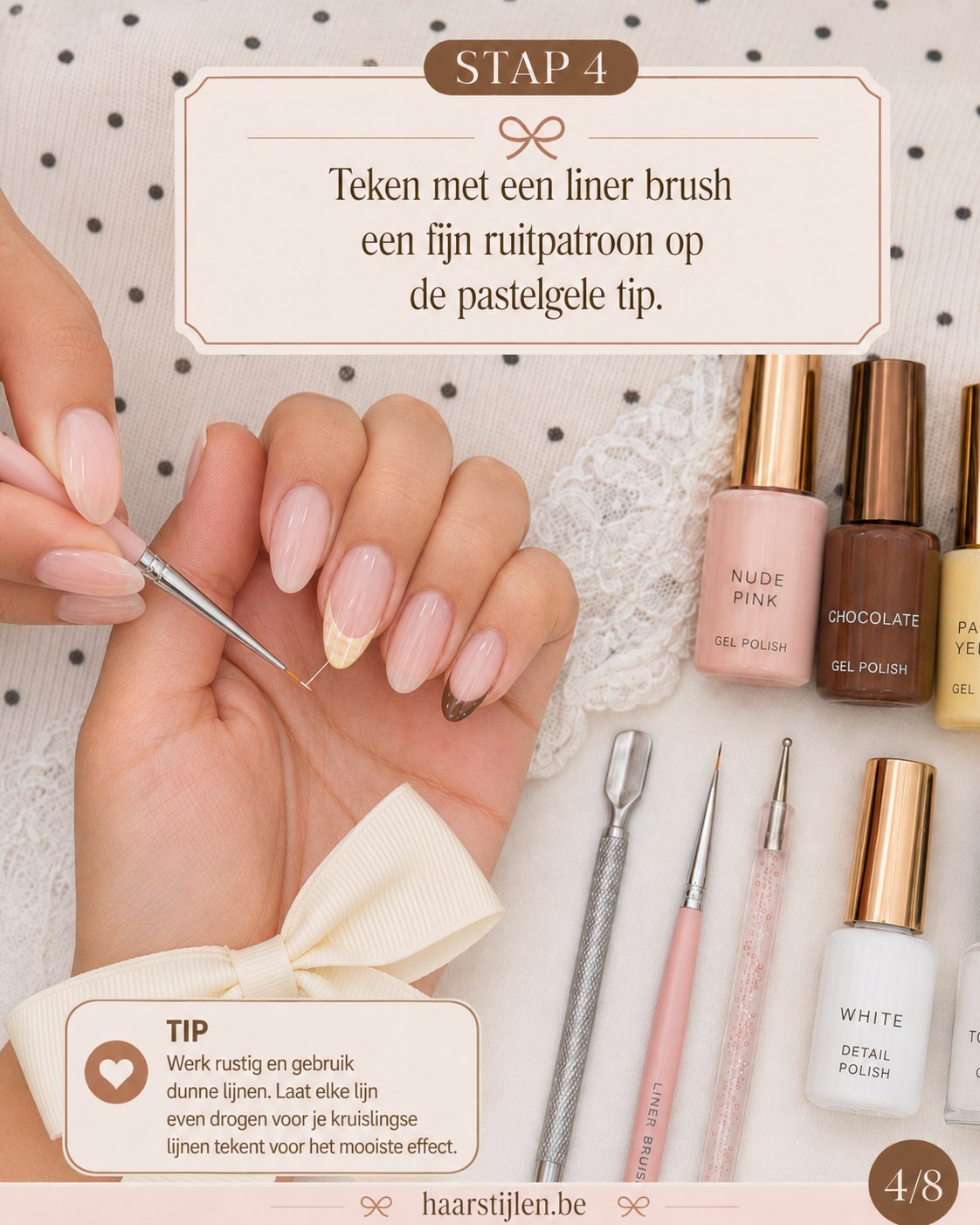 Fijn ruitpatroon tekenen met liner brush op de pastelgele tip van de manicure