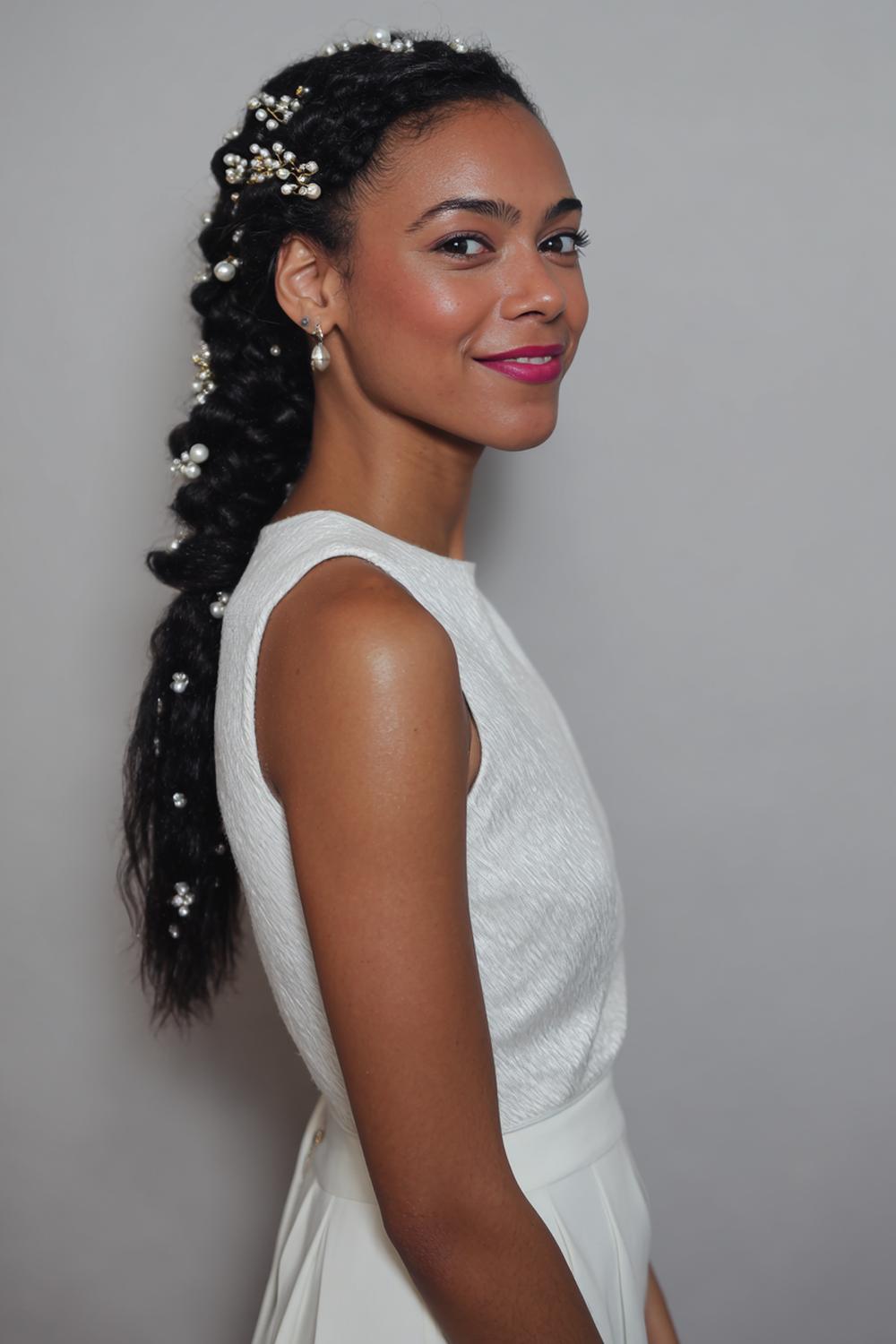 22. Dagelijkse Haar Look 2026 met zijwaartse twist en parelspelden