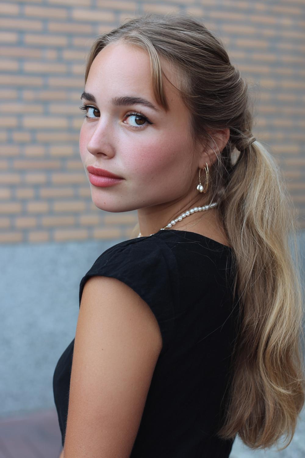 24. Dagelijkse Haar Look 2026 met lage paardenstaart en gordijnpony