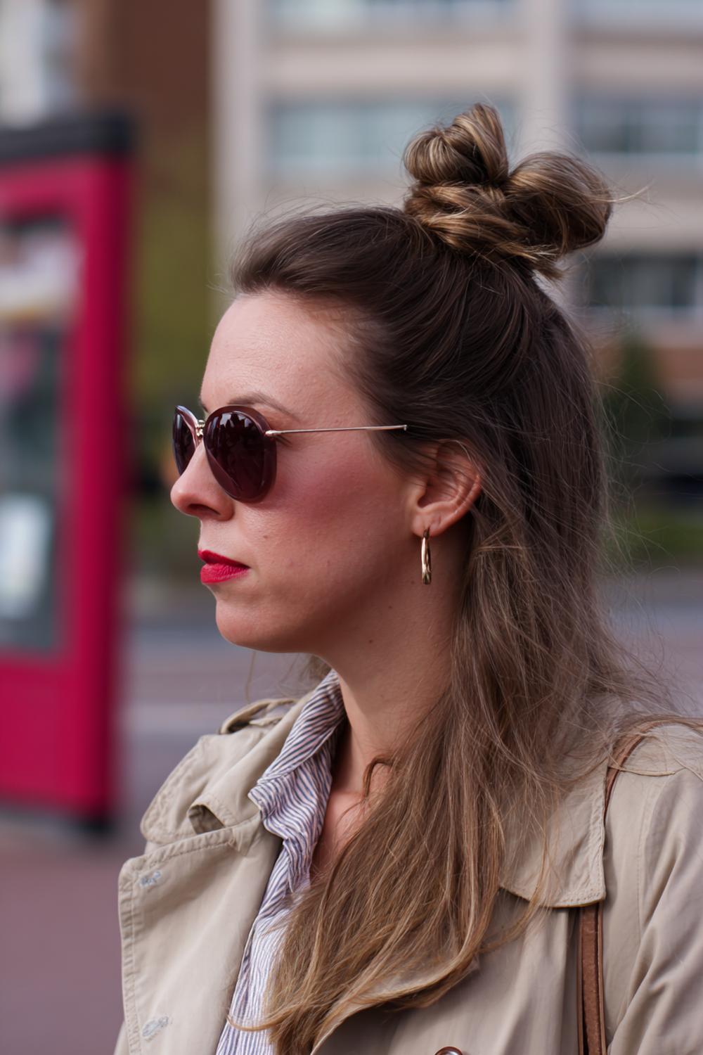 6. Dagelijkse Haar Look 2026 met rommelige knot en gezichtslokken