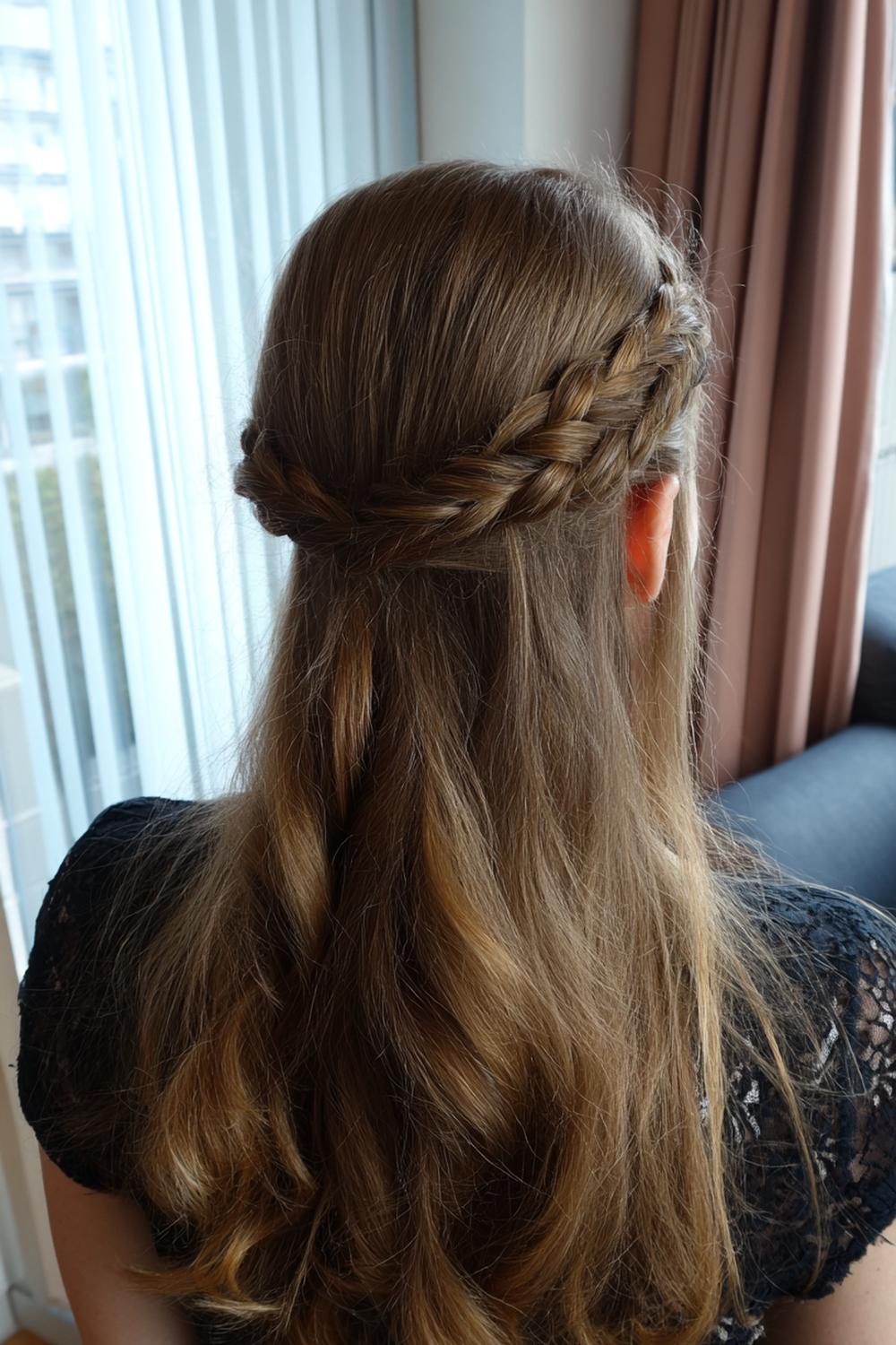 7. Dagelijkse Haar Look 2026 met microvlechtjes langs de haarlijn