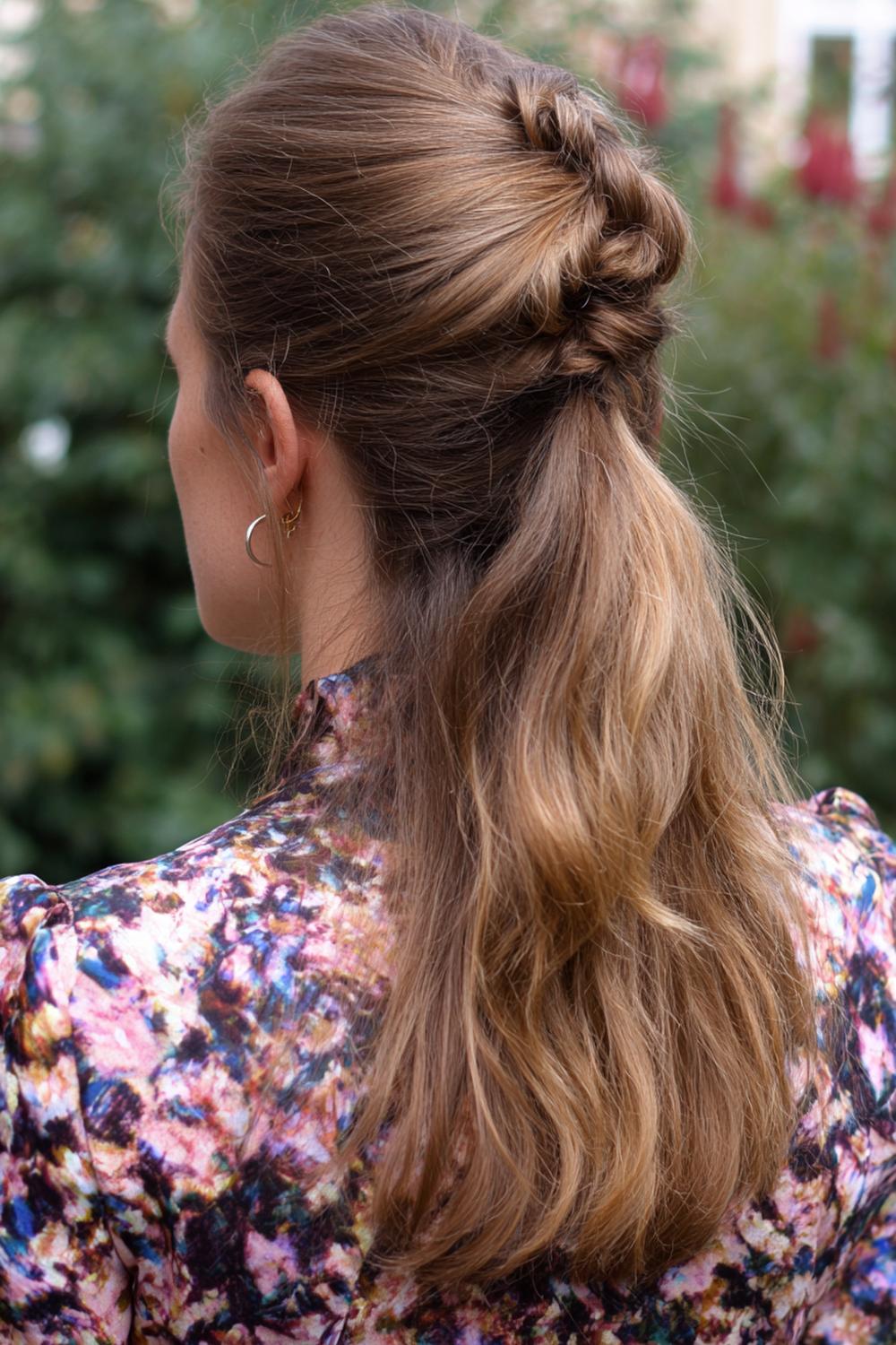 8. Dagelijkse Haar Look 2026 met lage knot en midden-scheiding