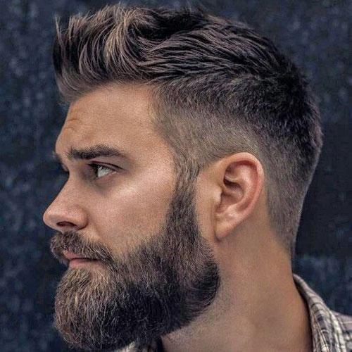 man met kapsel en verzorgde baard