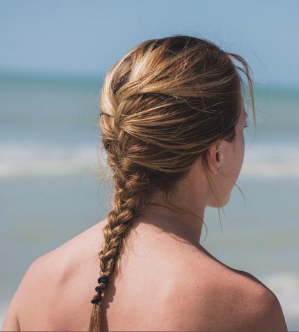 Franse vlecht over lang haar voor een ontspannen stranddag