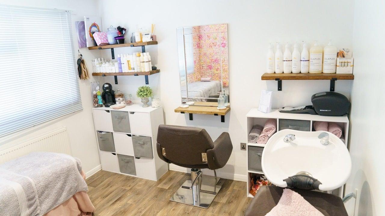 Ruime kamer als thuiskapsalon ingericht