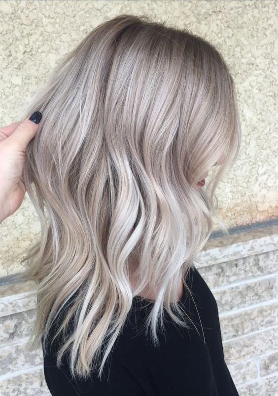 Koele aschblonde haarkleur met grijstoon