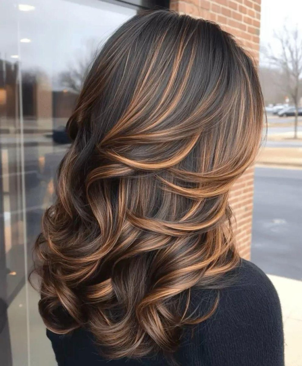 Donkere karamel highlights in haar