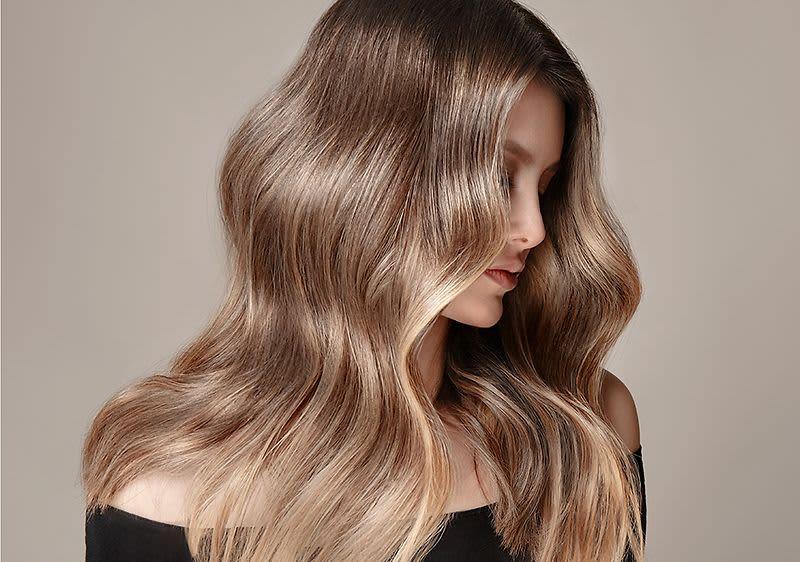 Donkerblond haar met beige tonen