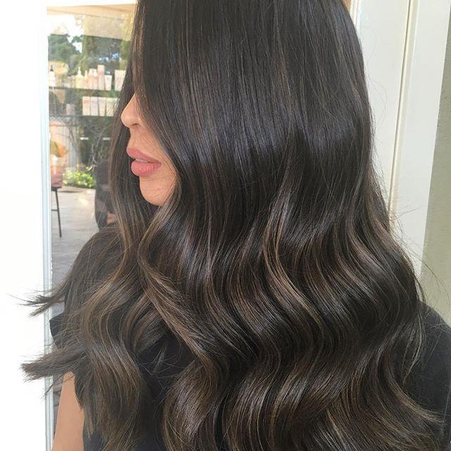 Zwart haar met subtiele balayage highlights