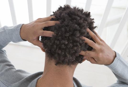 Hoofdhuidmassage met natuurlijke olie