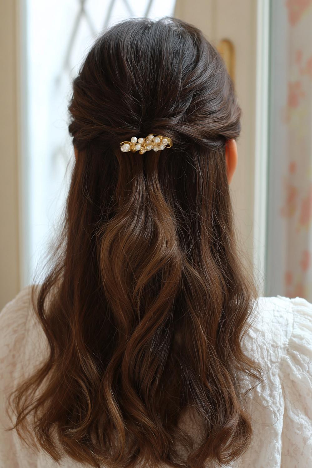 14. Frisse haarideeën 2026: half-up clip met parelmoer klem en zachte krul