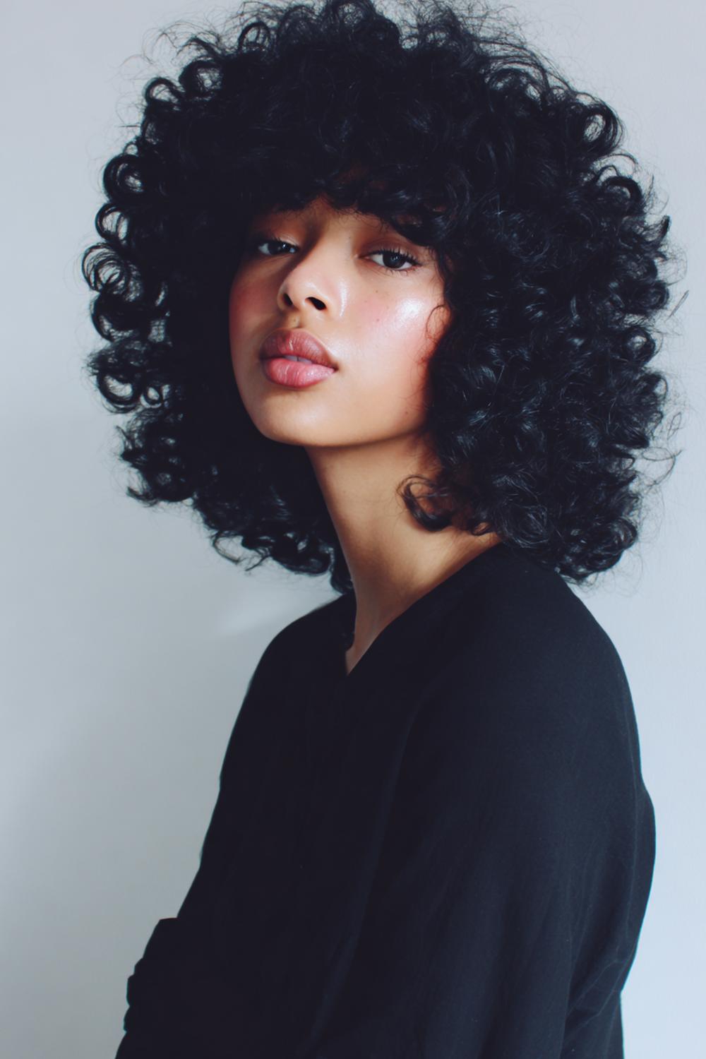 19. Frisse haarideeën 2026: gedefinieerde krullen met ‘curl clumps’ en glanslaag