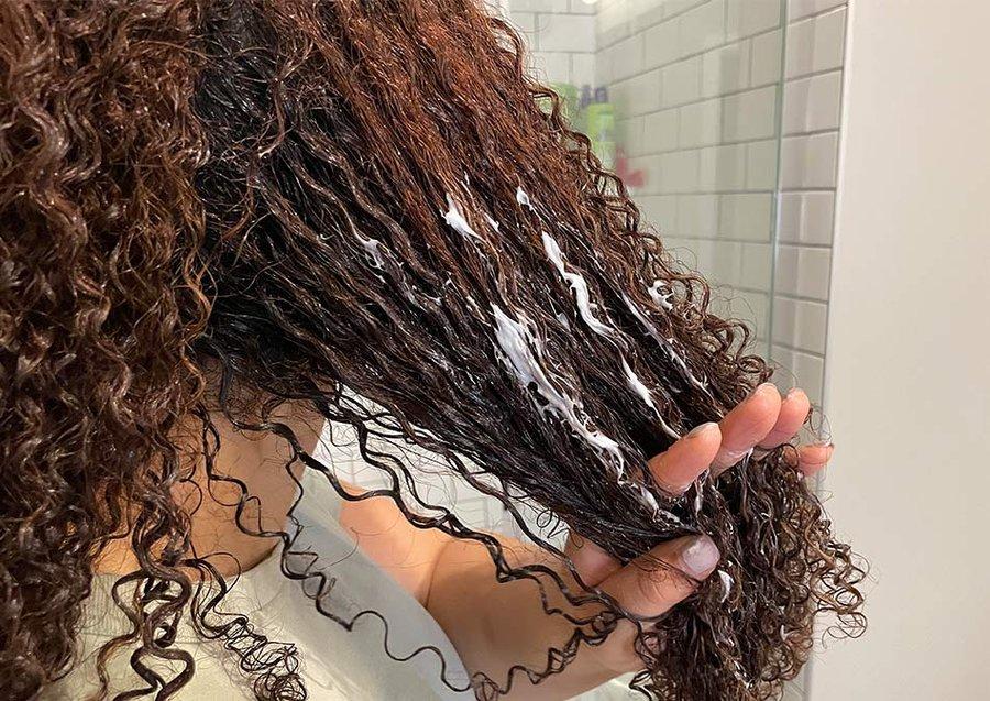 Conditioner aanbrengen op krullen