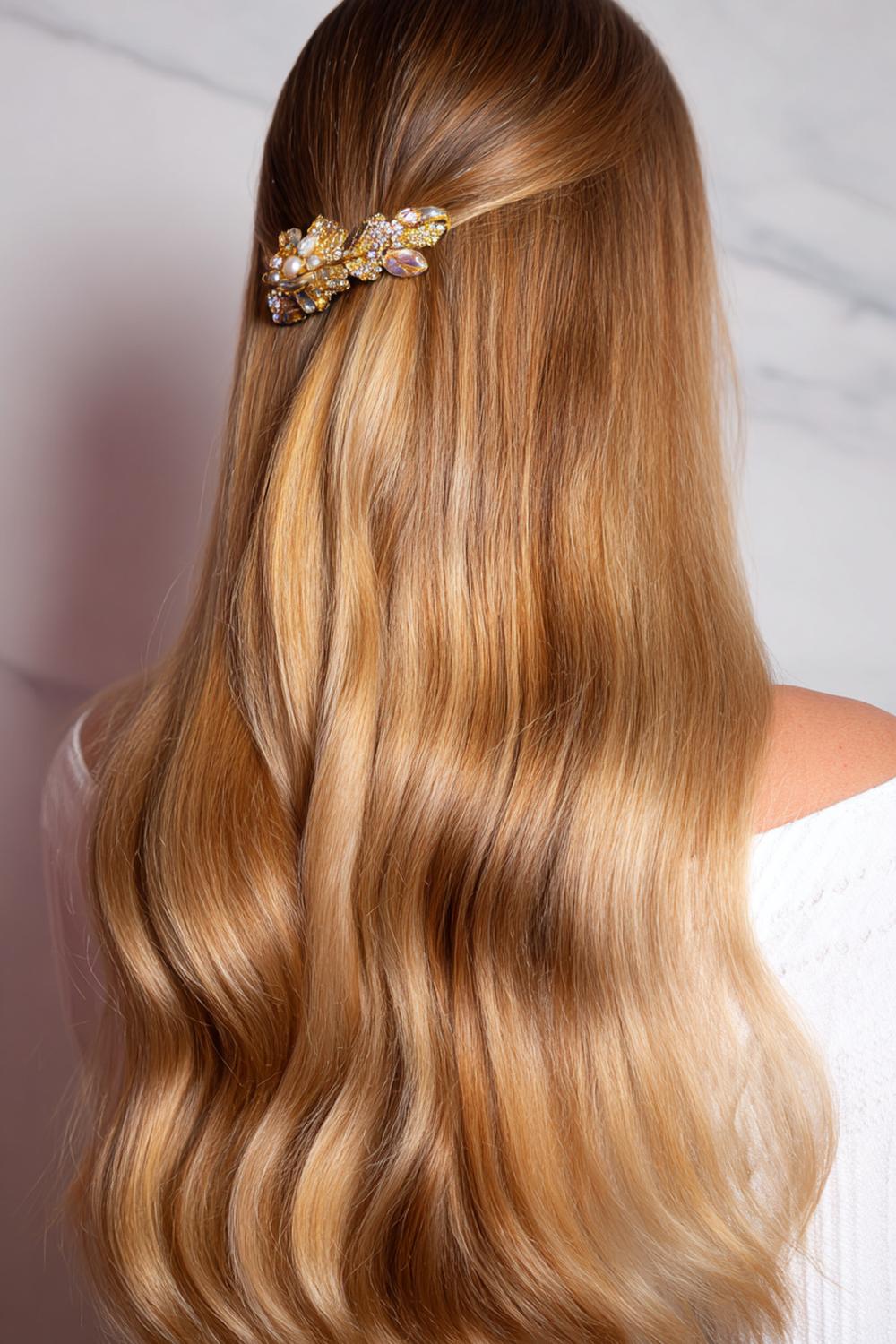 12. Glamour haarlook 2026: zijscheiding met glanzende haarspeld en zachte slag