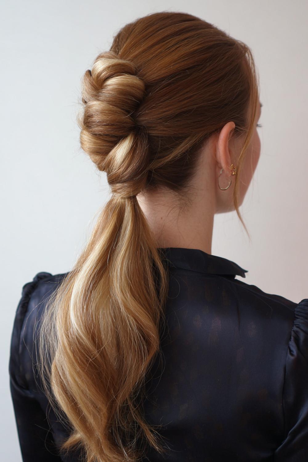 17. Glamour haarlook 2026: braided ponytail met strakke basis en glanzende lengte