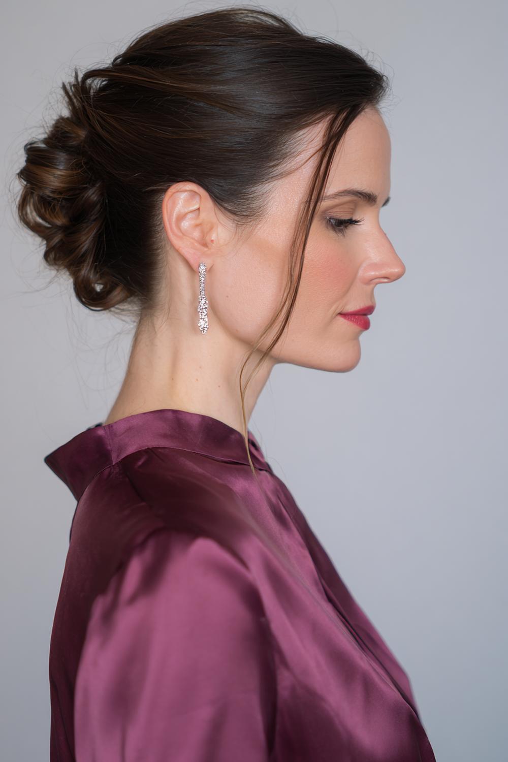 19. Glamour haarlook 2026: asymmetrische chignon met gedraaide zijkant en glans