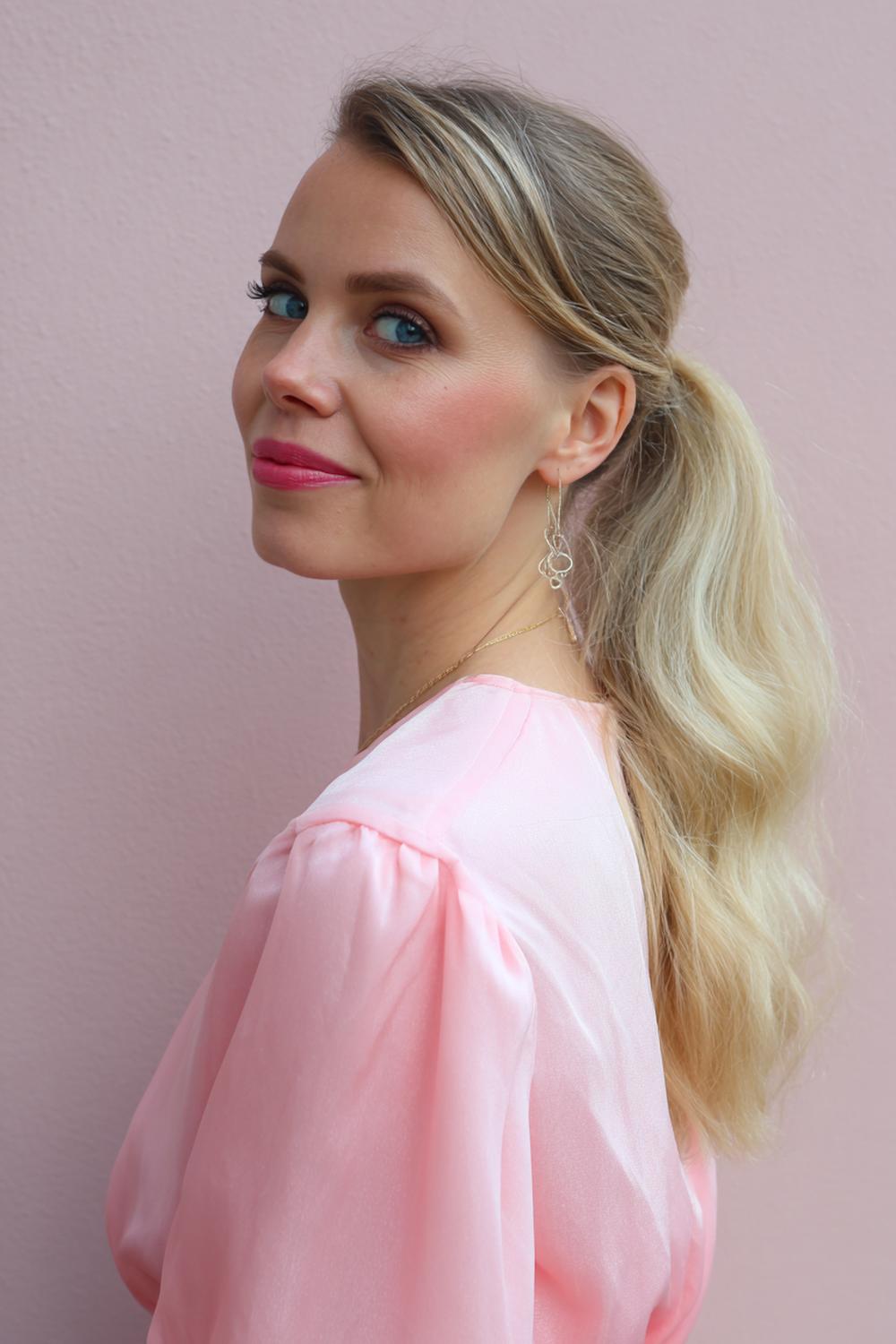 26. Glamour haarlook 2026: brushed glam ponytail met side-swoop en volume
