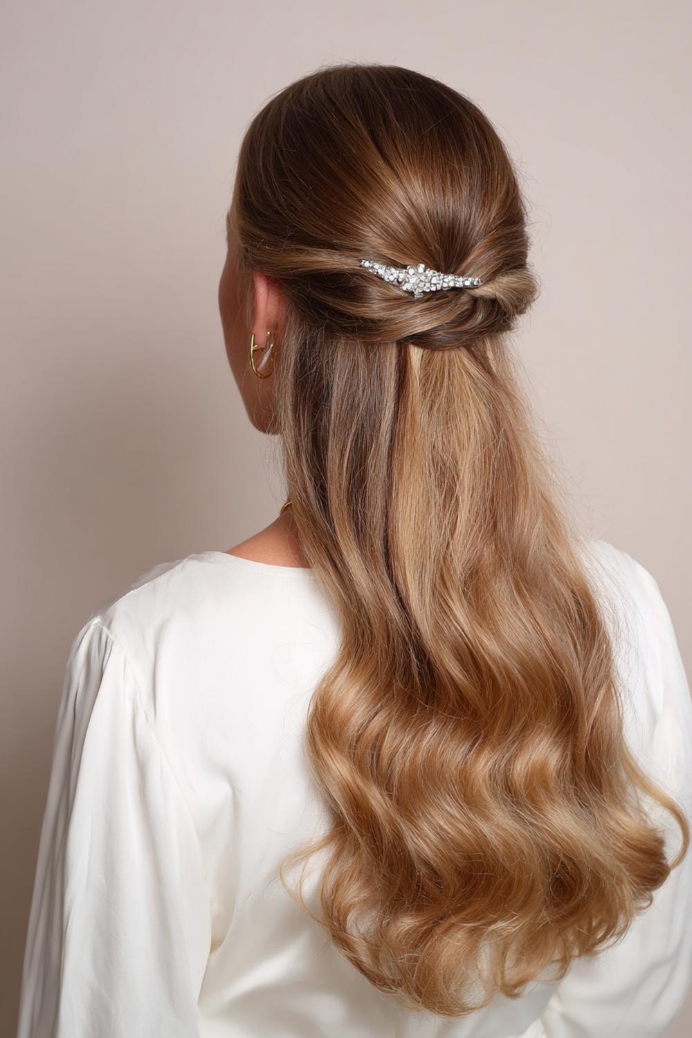 6. Glamour haarlook 2026: half-up twist met kristalclip en luchtige golven