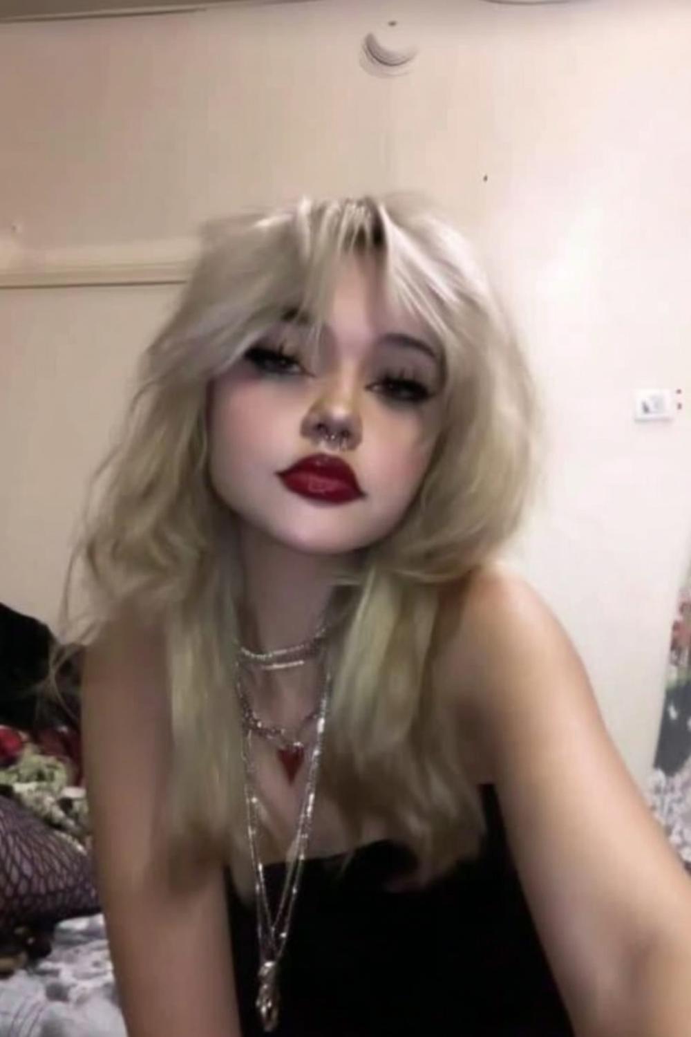 Blonde pony met krullen