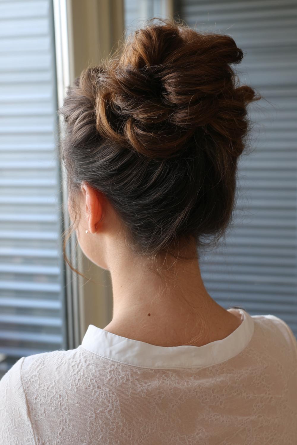 10. Haar updo met krullende volumeknot en losse spiralendraden