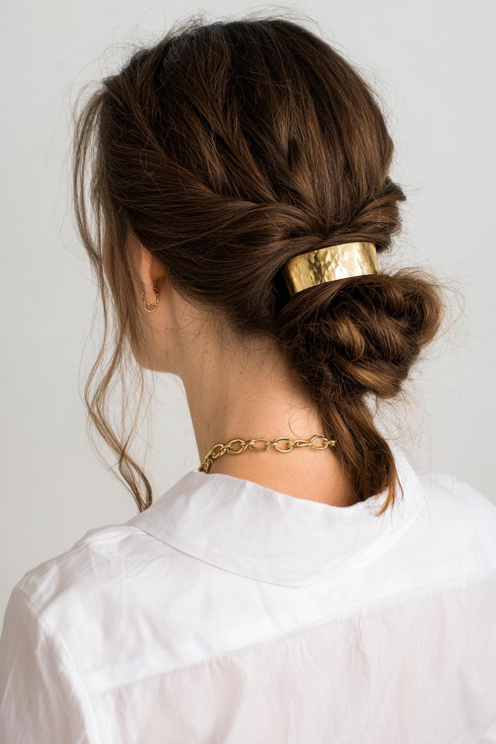 11. Haar updo met lage paardenstaartknot en glanzende hair cuff