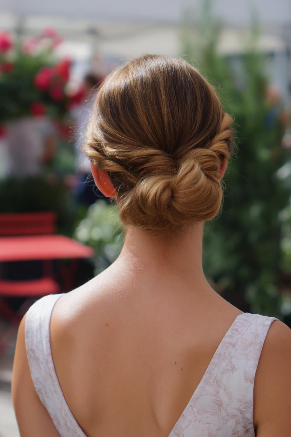 14. Haar updo met microvlecht-accenten en strakke lage bun