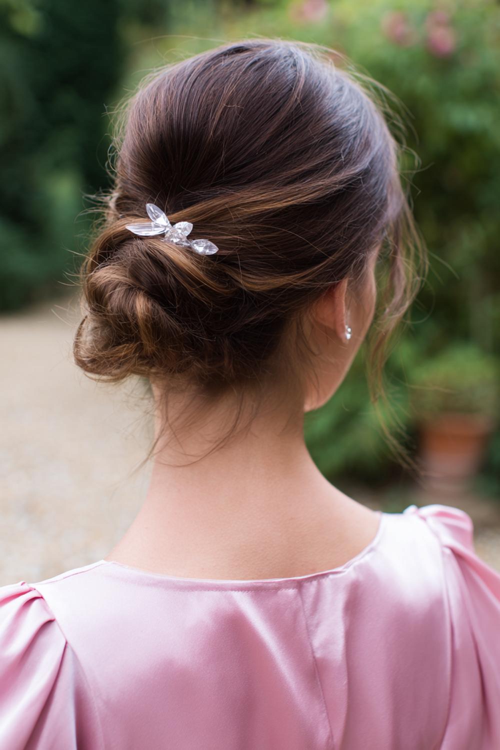 18. Haar updo met lage knot en transparante, glazen haarclip