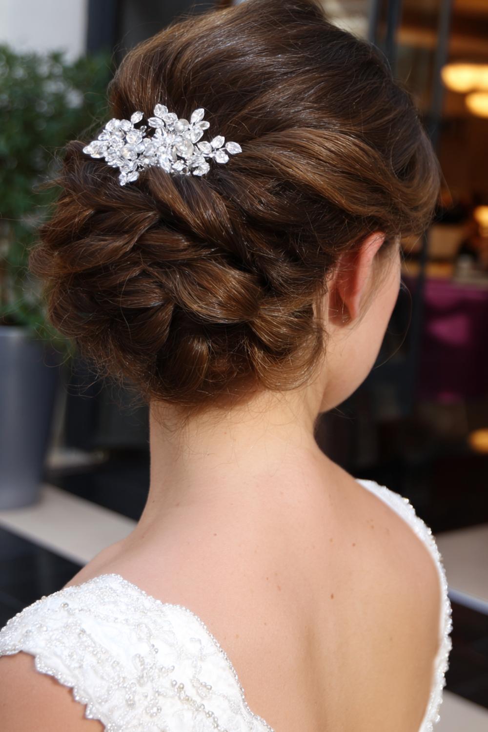 3. Haar updo met gevlochten halo en glinsterende haarspeldjes