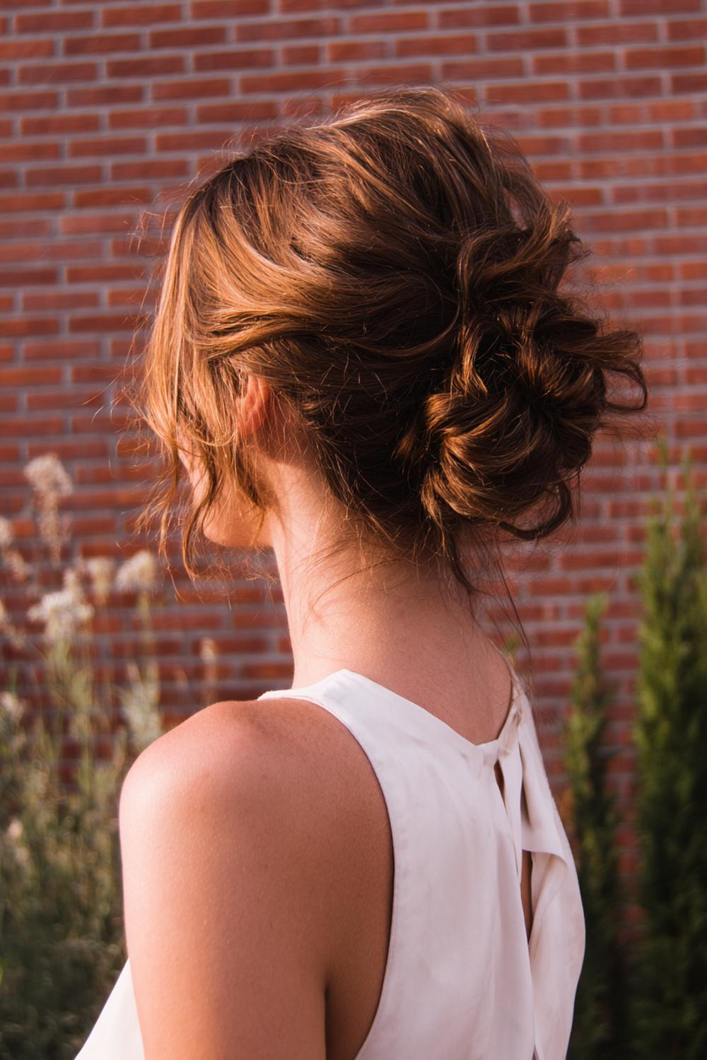 5. Haar updo met messy lage chignon en zichtbare textuurlagen