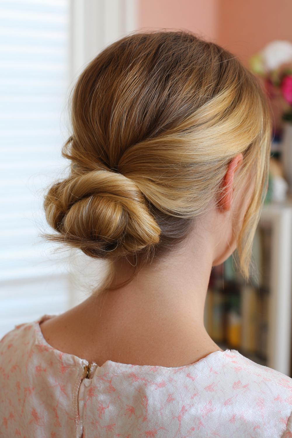 6. Haar updo met dubbele vlechtbasis en lage, compacte knot