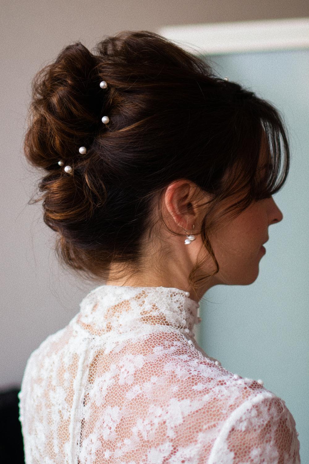 7. Haar updo met bubbelstaart-updo en parel elastiekaccenten