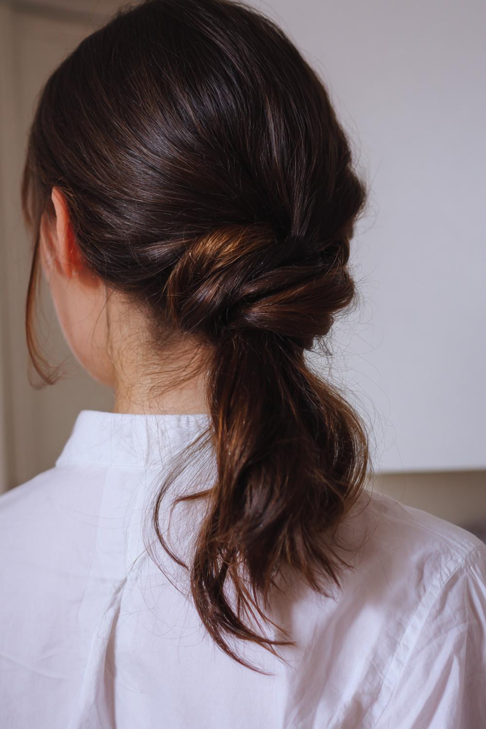 14. Haartrends Voor Herfst 2026: Lage Knot met Strakke Basis en Zachte Babyharen