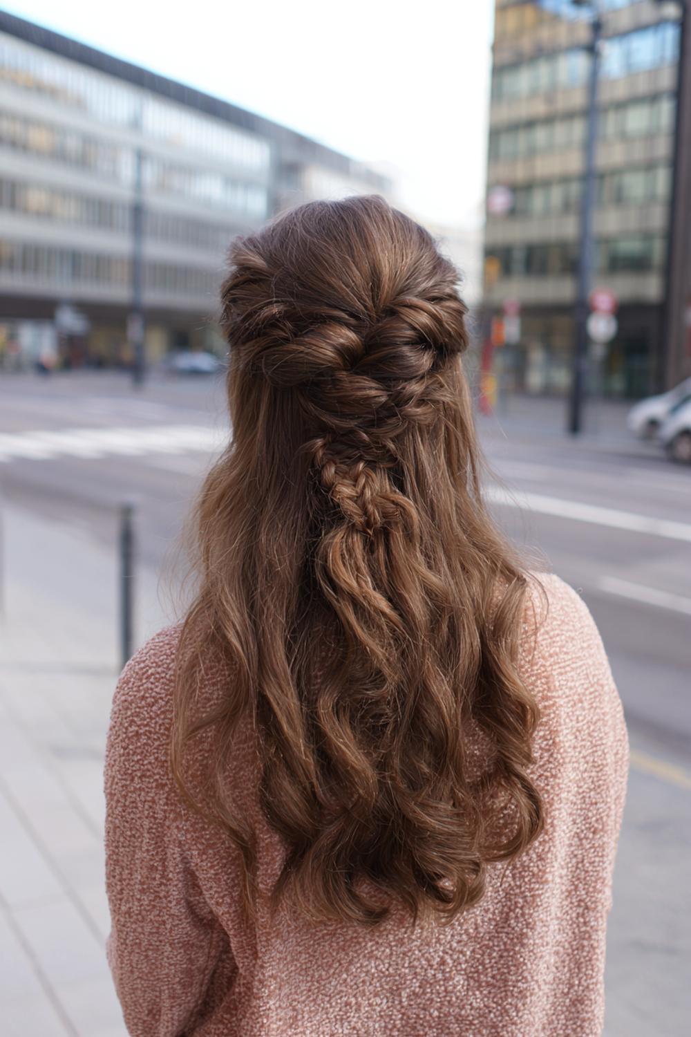 15. Haartrends Voor Herfst 2026: Half-up Twist met Fluwelen Strik