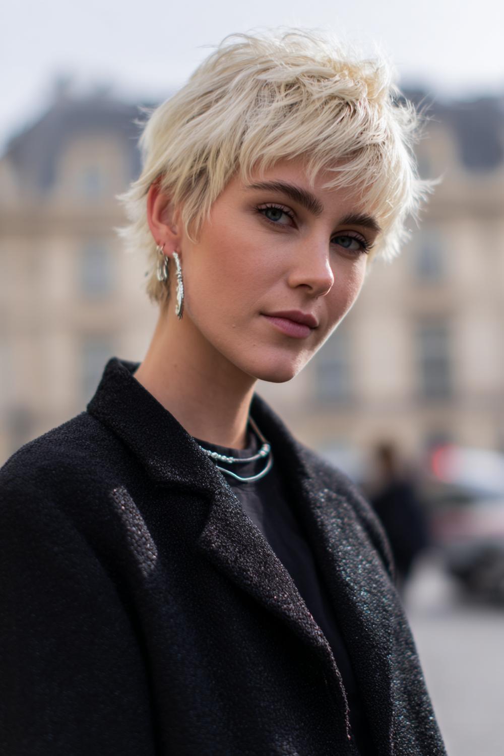 8. Haartrends Voor Herfst 2026: Korte Pixie met Lange, Veegbare Lok