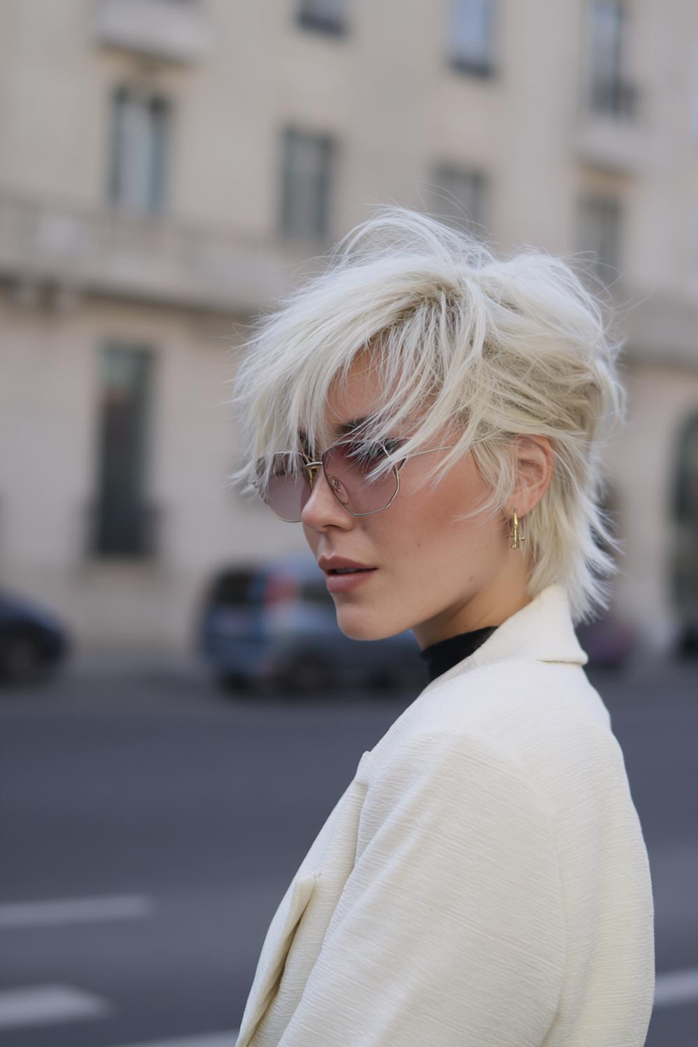 14. Haartrends Voor Lente 2026: de pixie met lange lok en matte textuur