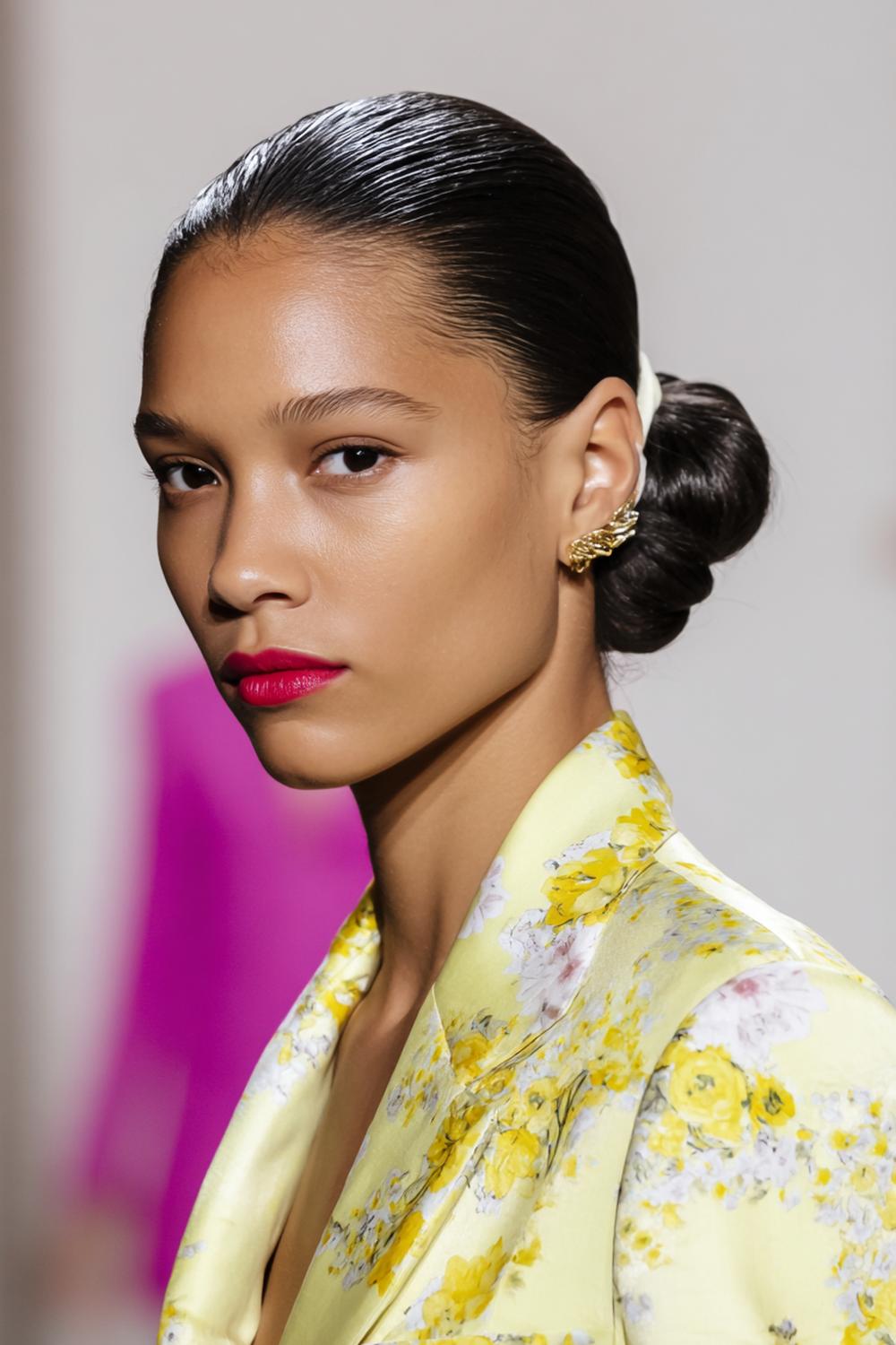 5. Haartrends Voor Lente 2026: de low bun met gepolijste scheiding