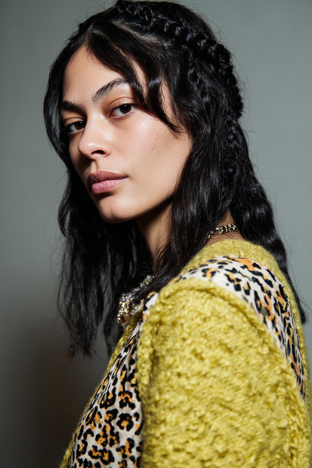 12. Opgestoken twist met losse face-framing lokken als haartrend voor winter 2026