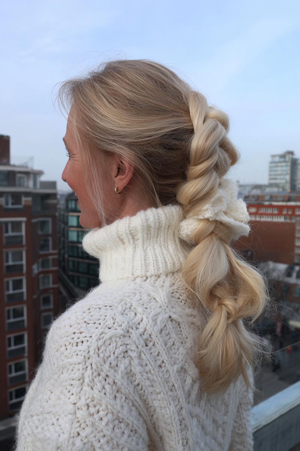 13. Sjaalvriendelijke vlecht met dikke structuur als haartrend voor winter 2026