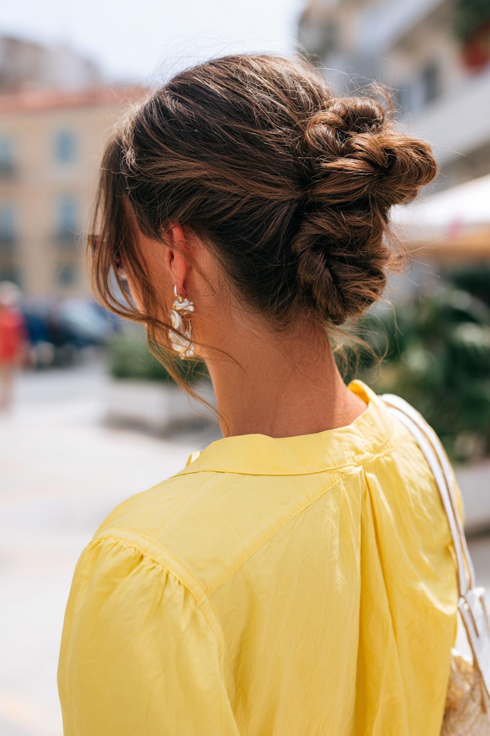 13. Haartrends Voor Zomer 2026: Messy bun met gevlochten basis